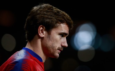 熊猫体育独家-什琴斯尼扑救后与后卫击掌鼓励